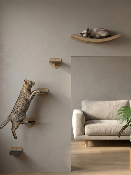 Gatitud Store wall-mounted cat gym with wooden steps and a curved bed, featuring a tabby cat climbing and a Siamese cat resting.