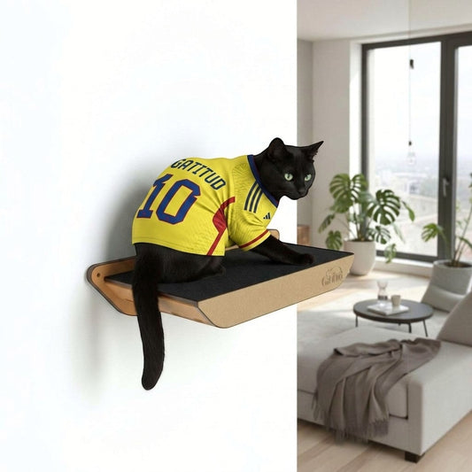 Gato negro con camiseta de fútbol sobre peldaño grande clásico de madera MDF de Gatitud Store en pared de sala