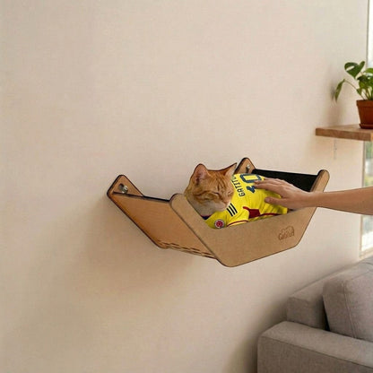 Cama V Hamaca Gatitud Store de madera para gatos instalada en pared con gato descansando cómodamente