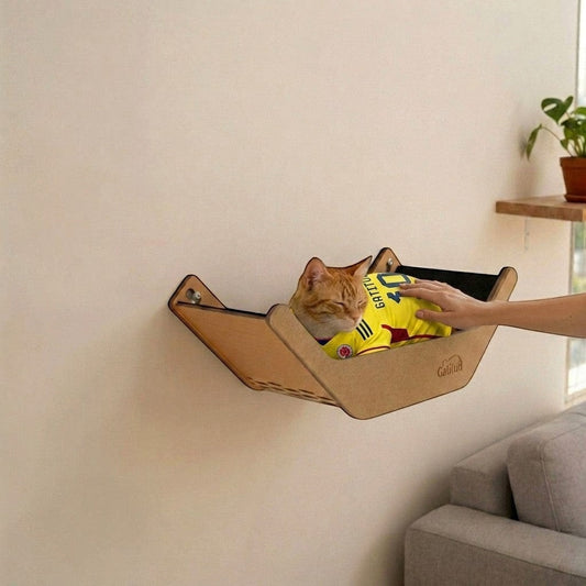 Cama V Hamaca Gatitud Store de madera para gatos instalada en pared con gato descansando cómodamente