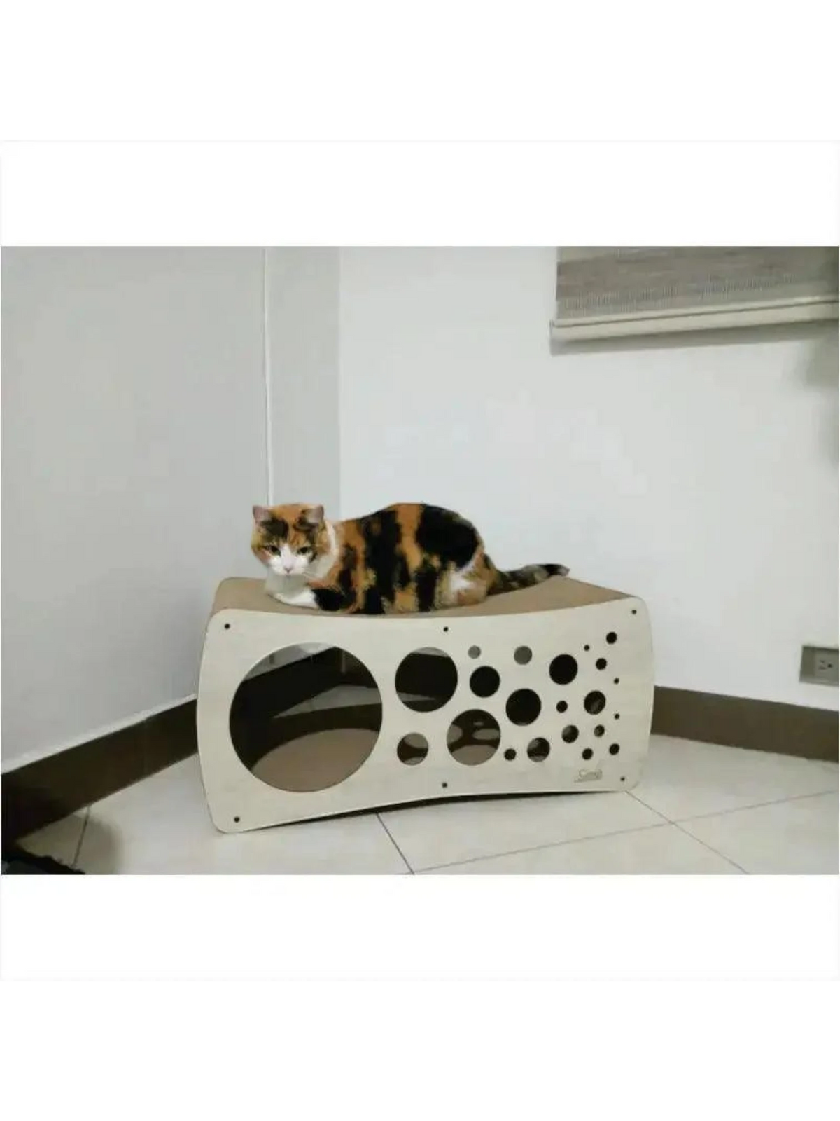 Gatitud Store CUEVA cat scratcher made of durable corrugated cardboard with MDF wood edges and multiple circular cutouts for play and rest.