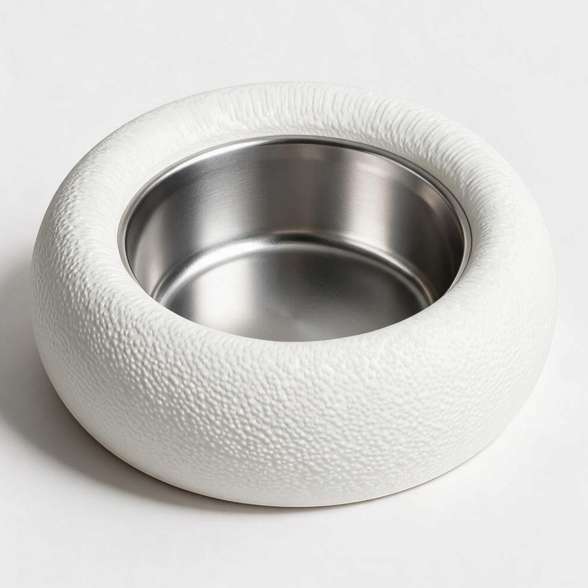 Comedero elevado Gatitud Store para mascotas con base blanca texturizada y cuenco de acero inoxidable de 13 cm