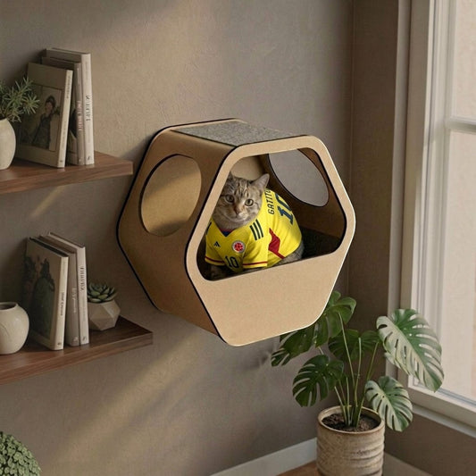 Gato con camiseta de fútbol dentro de una cueva hexagonal de pared Gatitud Store hecha de madera MDF color natural.