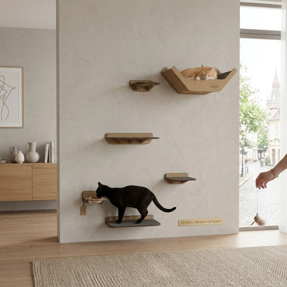Gimnasio de pared Gatitud Store Combo B con plataformas de madera MDF, comedero y hamaca para gatos en un salón moderno.