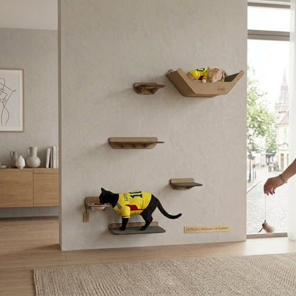 Gimnasio de pared Gatitud Store con plataformas de madera, comedero y hamaca para gatos en un salón moderno.