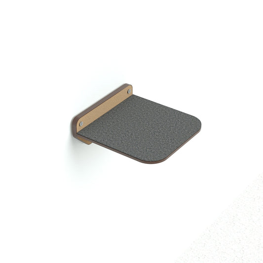 Peldaño mediano de madera MDF para gatos Gatitud Store, estante de pared compacto con superficie gris antideslizante.